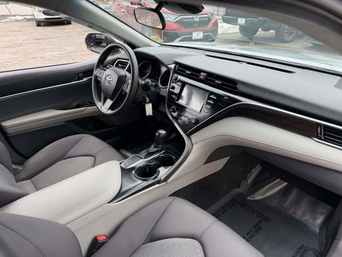 Used 2018 Toyota Camry LE FWD image 14