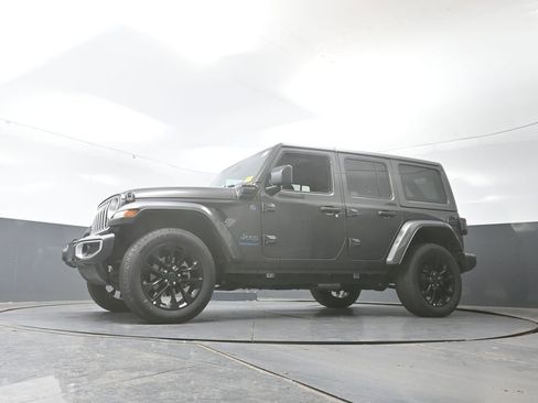 Used 2025 Jeep Wrangler Unlimited Sahara w/ Safety Group image 28