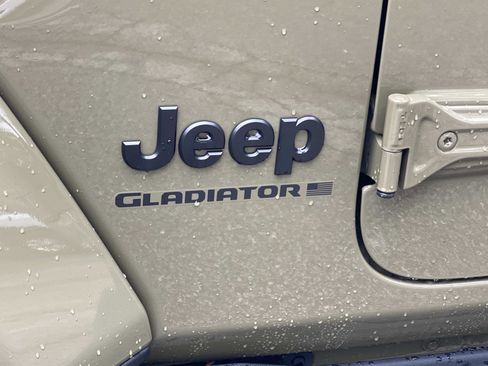 Used 2025 Jeep Gladiator Sport AWD/4WD image 13