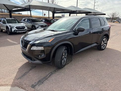 Used 2023 Nissan Rogue SV image 3
