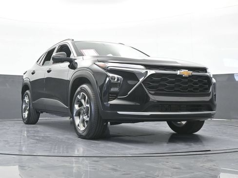 Used 2025 Chevrolet Trax LT FWD image 60