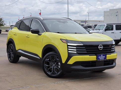 Used 2025 Nissan Kicks SR AWD/4WD image 2