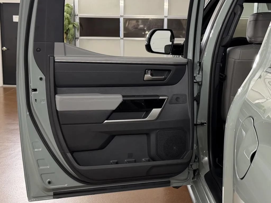 Used 2025 Toyota Tundra Limited AWD/4WD image 33