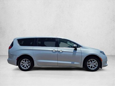 Used 2022 Chrysler Voyager LX FWD image 4