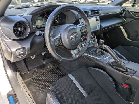 Used 2025 Toyota GR86 Premium w/ Performance Package image 8