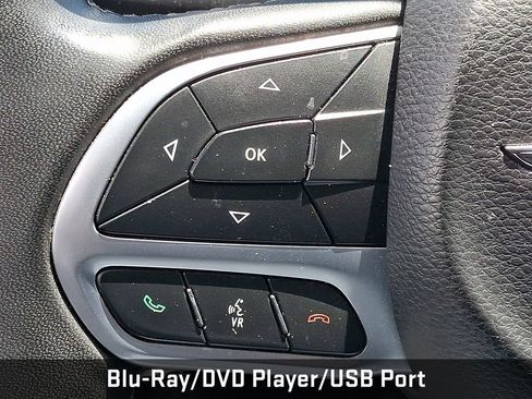 Used 2023 Chrysler Pacifica Limited w/ Uconnect Theater Family Group FWD image 32