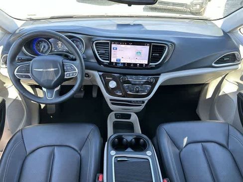 Used 2024 Chrysler Pacifica Touring-L image 12