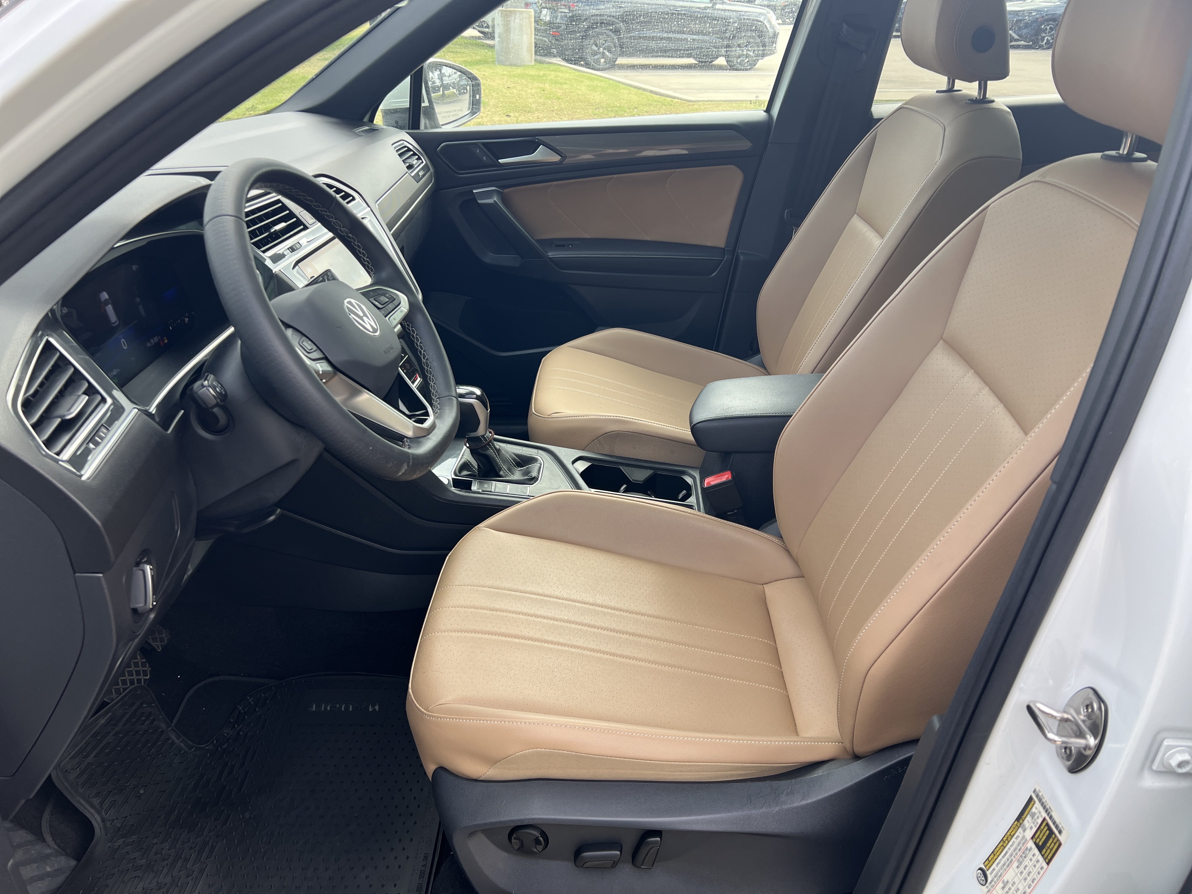 Used 2023 Volkswagen Tiguan SE w/ Panoramic Sunroof Package FWD image 13