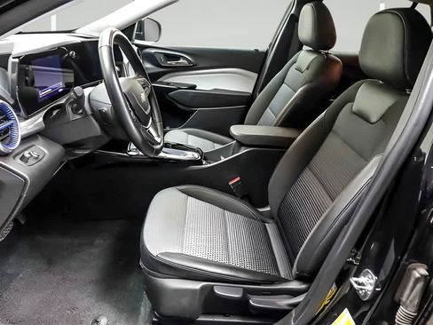 Used 2025 Chevrolet Trax LT w/ LT Convenience Package FWD image 8