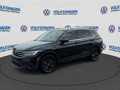 Used 2024 Volkswagen Tiguan SE w/ Panoramic Sunroof Package FWD image 4