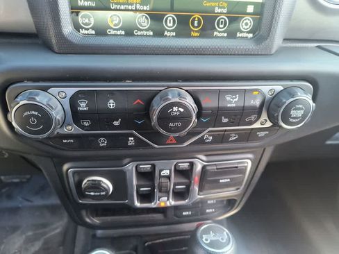Used 2018 Jeep Wrangler Unlimited Sahara AWD/4WD image 19