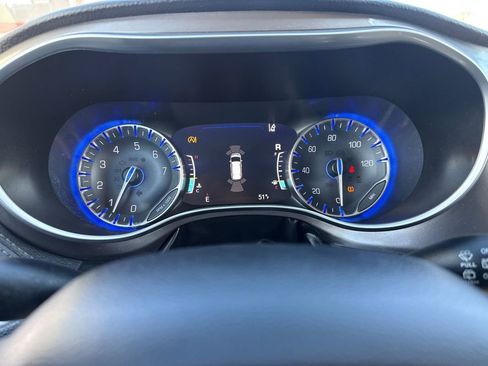 Used 2017 Chrysler Pacifica Limited FWD image 23