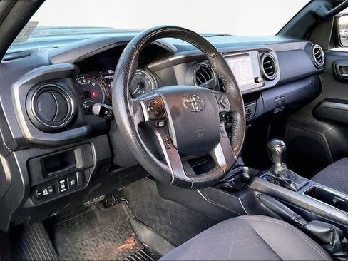 Used 2018 Toyota Tacoma TRD Sport image 12