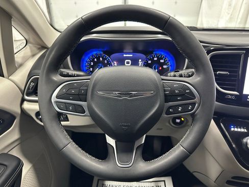Used 2023 Chrysler Pacifica Touring-L image 18