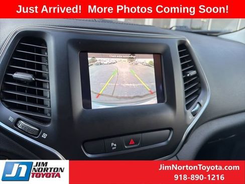 Used 2019 Jeep Cherokee Latitude Plus w/ Cold Weather Group AWD/4WD image 12