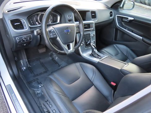 Used 2017 Volvo S60 T5 Inscription Platinum w/ Climate Package image 9