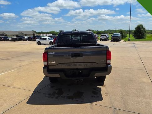 Used 2021 Toyota Tacoma SR AWD/4WD image 4