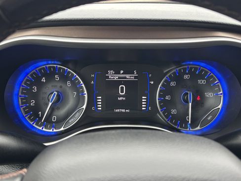 Used 2018 Chrysler Pacifica Touring-L image 6