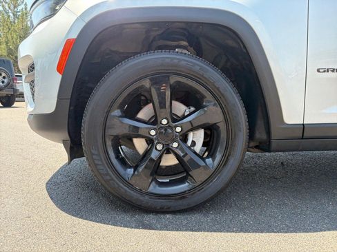 Used 2022 Jeep Grand Cherokee Altitude AWD/4WD image 11