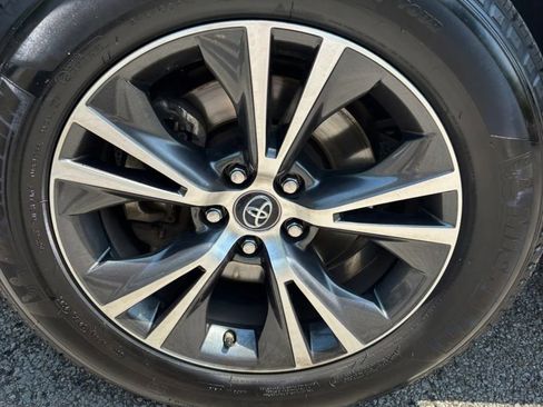 Used 2017 Toyota Highlander LE w/ Carpet Mat Package FWD image 28