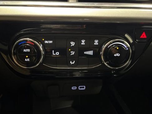 Used 2025 Chevrolet Trax LT FWD image 19