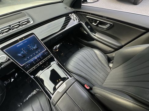 Used 2022 Mercedes-Benz S 580 4MATIC Sedan w/ AMG Line Package image 14
