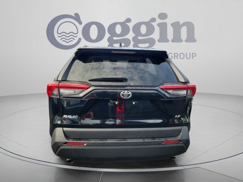 Used 2019 Toyota RAV4 LE FWD image 3