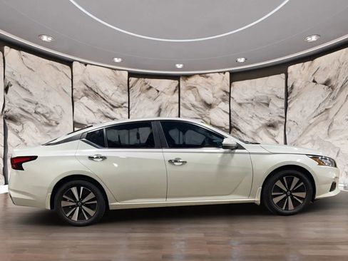 Used 2021 Nissan Altima 2.5 SV w/ SV Premium Package image 11