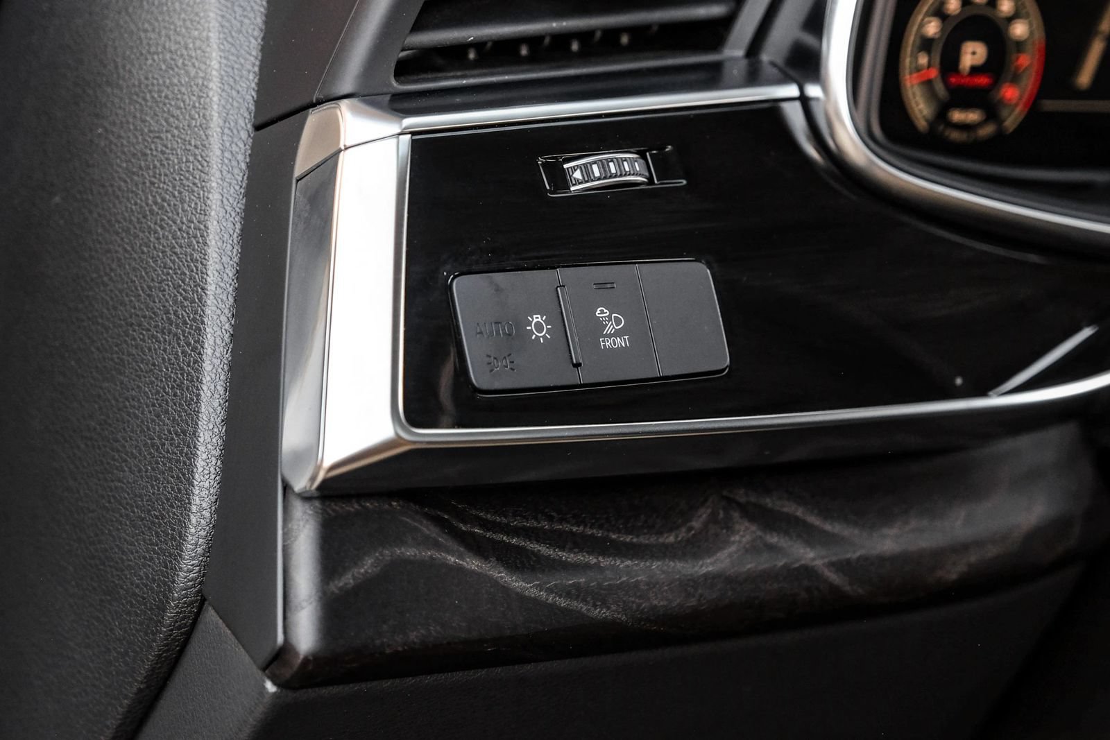 Used 2023 Audi Q8 Premium w/ Convenience Package AWD/4WD image 26