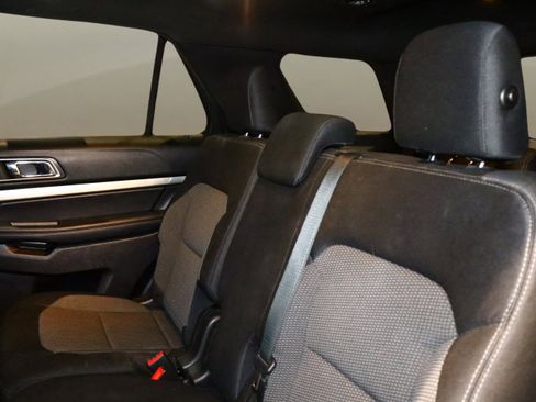 Used 2019 Ford Explorer XLT image 16