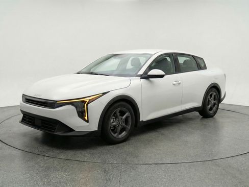 Used 2025 Kia K4 LXS image 3