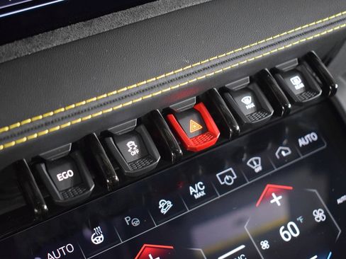 Used 2025 Lamborghini Urus SE image 32