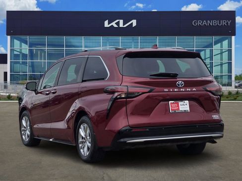 Used 2022 Toyota Sienna Limited FWD image 4