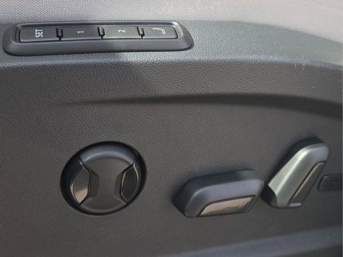 New 2025 Volkswagen ID. Buzz 1st Edition RWD image 17