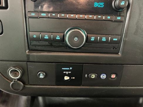 Used 2017 Chevrolet Express 2500 RWD image 21