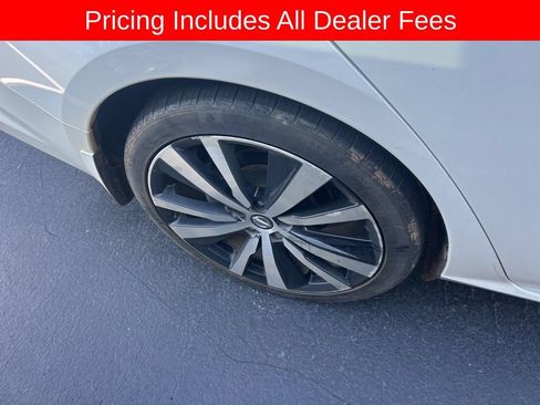 Used 2020 Nissan Altima 2.0 Platinum FWD image 3