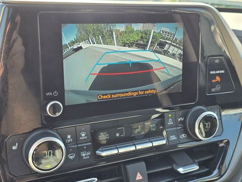 Used 2023 Toyota Highlander XLE AWD/4WD image 30