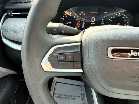 Used 2024 Jeep Compass Latitude image 17