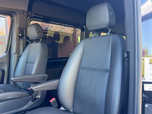 Used 2024 Mercedes-Benz Sprinter 2500 image 31