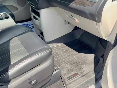 Used 2015 Chrysler Town & Country Touring-L w/ Driver Convenience Group FWD image 29