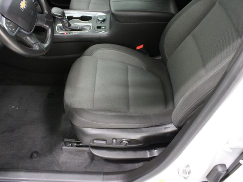 Used 2022 Chevrolet Traverse LT FWD image 15