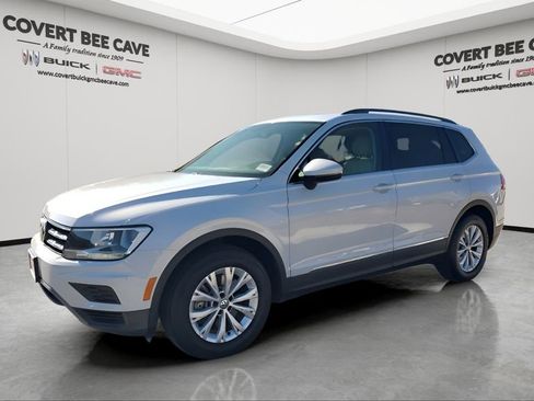 Used 2018 Volkswagen Tiguan SE w/ Panoramic Sunroof Package image 3