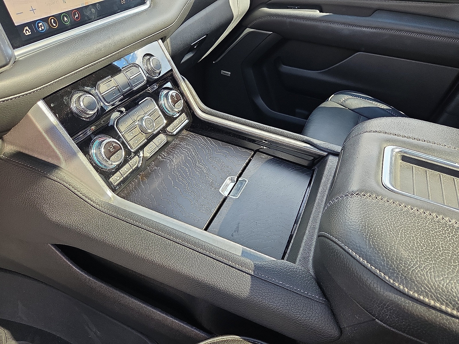 Certified 2021 GMC Yukon Denali w/ Denali Premium Package AWD/4WD image 10