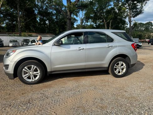 Used 2017 Chevrolet Equinox LS image 2
