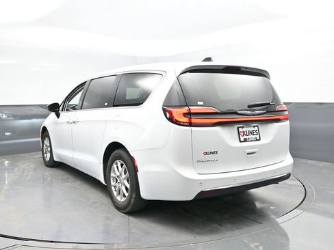 Used 2024 Chrysler Pacifica Touring-L FWD image 10