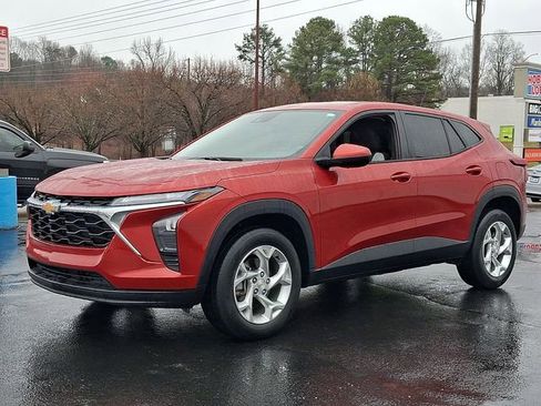 Used 2024 Chevrolet Trax LS w/ LS Convenience Package image 3