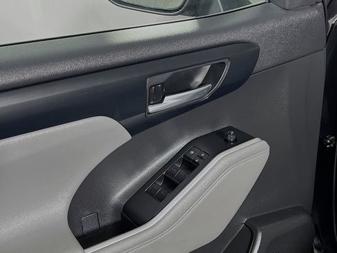 Used 2023 Toyota Highlander XLE image 17