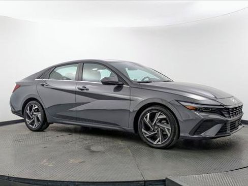 Used 2025 Hyundai Elantra Limited FWD image 11