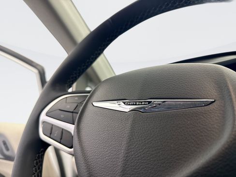 Used 2024 Chrysler Pacifica Limited FWD image 18