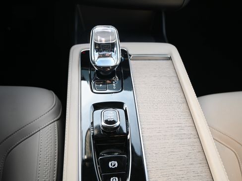 Used 2025 Volvo XC90 B6 Plus image 22